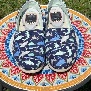TOMS - Women’s 8.5 Shark Print Slip-On Shoes - Blue